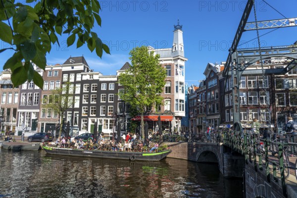 Houses on the Kloveniersburgwal canal, old town of Amsterdam, canal belt, Aluminiumbrug, café with
