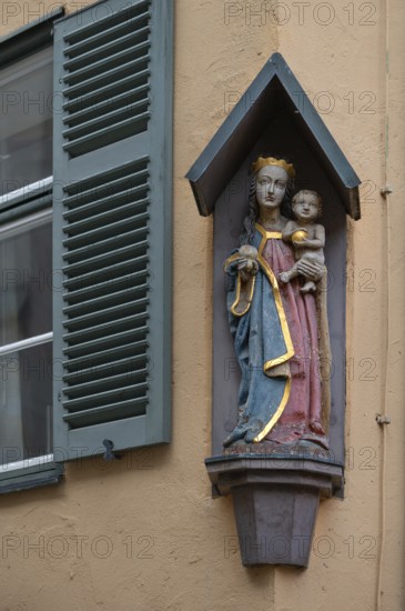 Figure of Mary with the infant Jesus on a house, Dinkelsbühl, Bavaria, Germany, Europe