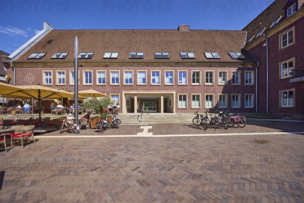 Market square with outdoor areas of catering establishments and stairs to the town hall Dülmen,