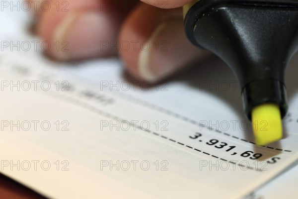 Symbolic image: Bank statement with negative account balance