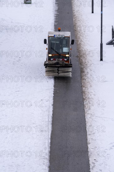 Winter onset, winter service, clearing snow and ice from pavements, sweeper, winter service