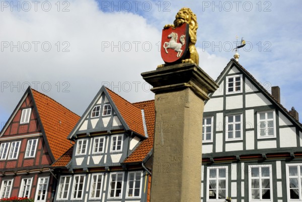 Lion sculpture with coat of arms of Lower Saxony, half-timbered houses, Celle, Lower Saxony,