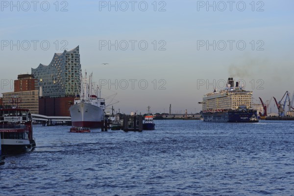 Germany, Hamburg, HafenCity, view to Elbe Philharmonic Hall, Hamburg's new concert hall, glass