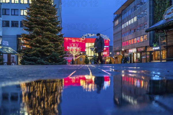 Christmas lockdown in the Corona crisis, empty shopping street, closed shops, hardly any