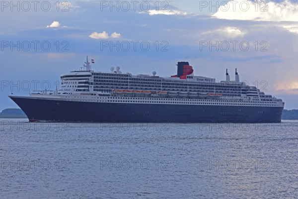 Europe, Germany, Hamburg, Elbe, passenger ship Queen Mary 2 leaves Hamburg, cloudy sky, romantic