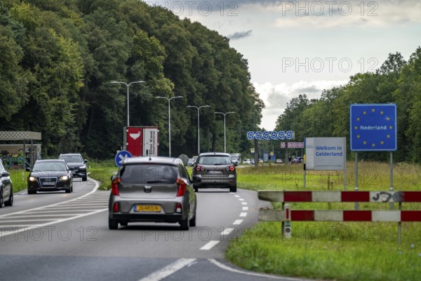 Green border, border crossing without controls, near Kranenburg, federal road B9, in NL N325, from
