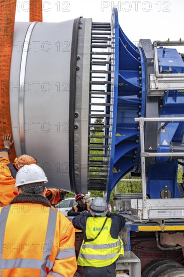 Preparation for the transport of a 68 metre long blade, a wind turbine, with a self-propelled