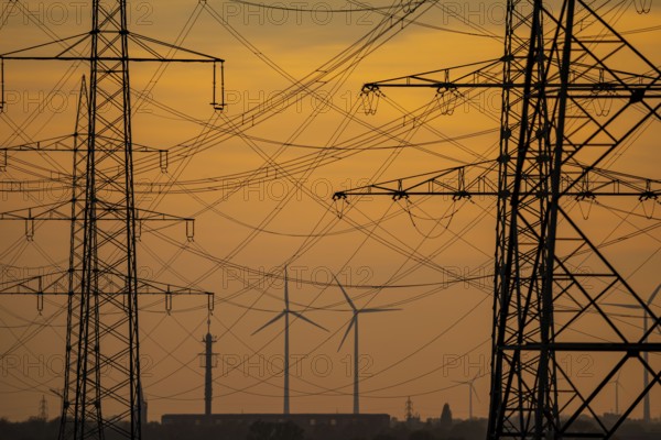 Extra-high-voltage lines, 380 KV, power line, wind turbine, the electricity comes from the Rhenish