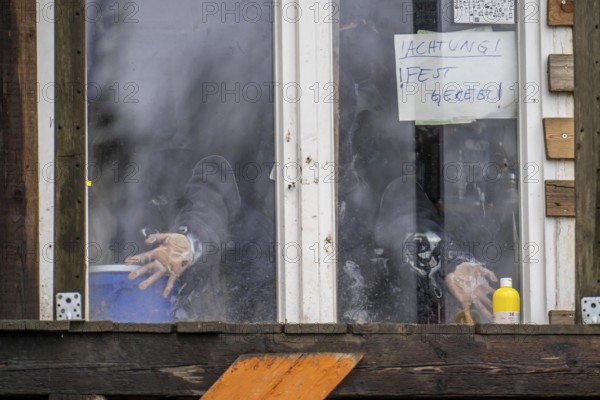 2nd day of the clearing of the hamlet Lützerath, by the police, of tree houses and huts, activist