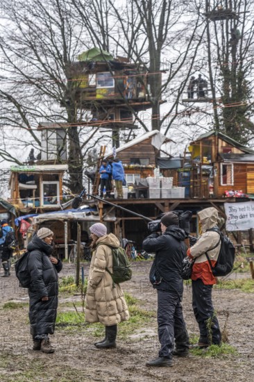 2nd day of the clearing of the hamlet of Lützerath, by the police, of tree houses and huts,