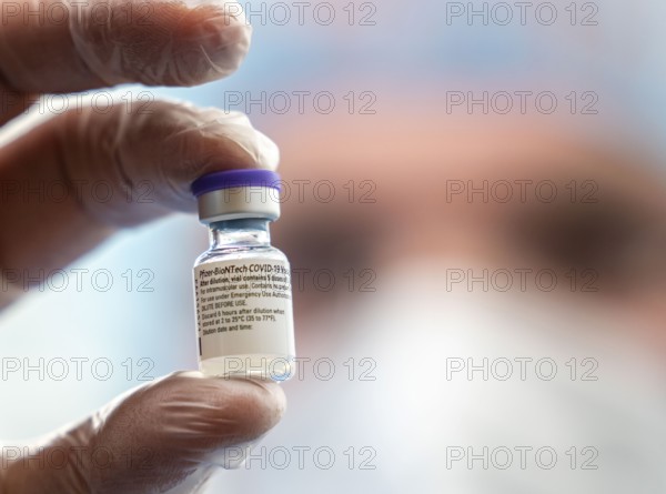 Start in the vaccination centre for corona vaccinations, in a hall of Messe Essen, for people over