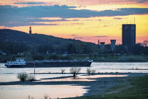 Cargo ship on the Rhine near Duisburg-Beeckerwerth, Rheinpreussen spoil tip in Mörs, spoil tip sign