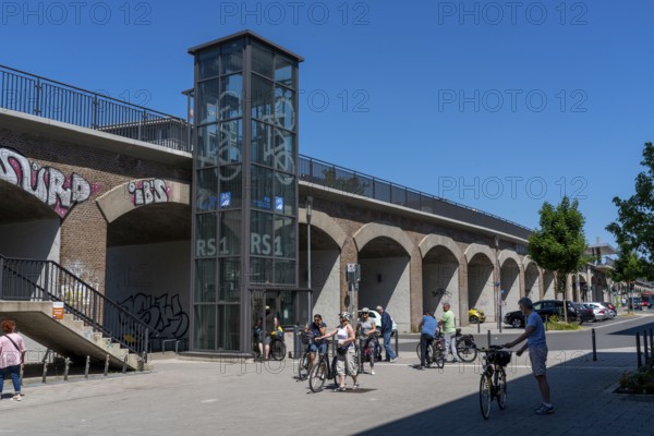 Cycle highway RS1, in Mülheim an der Ruhr, on a former railway viaduct, in the middle of the city
