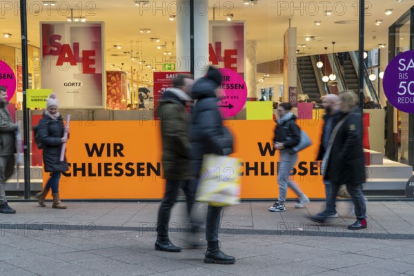 Shopping street, pedestrian zone, shoe shop closes, clearance sale, business closure, Limbacher