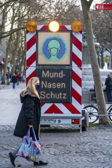 Sign, illuminated sign, on the obligation to wear a mask, shopping street Westenhellweg, shopping