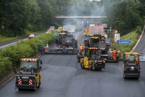 Renewal of the road surface on the A40 motorway between the Kaiserberg junction and Mülheim-Heißen,
