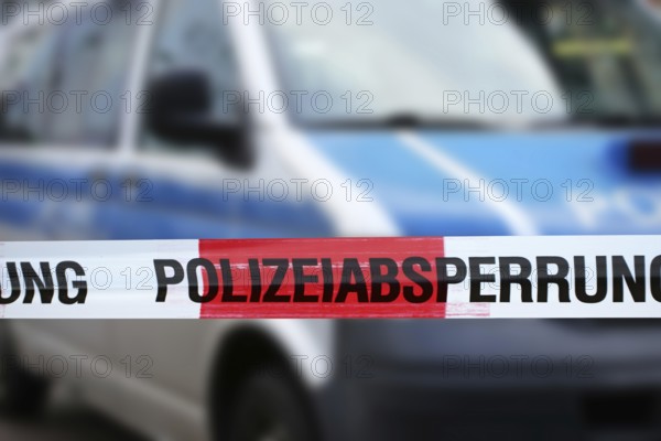 Symbolic image: Police cordon with police car in the background