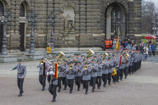 Public roll call of the Army Officers' School on Theatre Square: Bundeswehr honours and bids