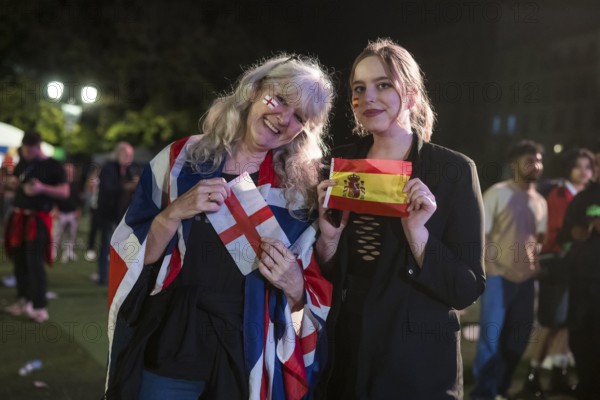 Cathreen (born in England and fan of the English team) together with her daughter Jamie (living in