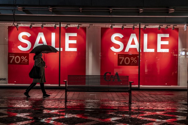 Gelsenkirchen city centre, pedestrian zone, Bahnhofstraße, sale, clearance sale, 70% discount, C&A