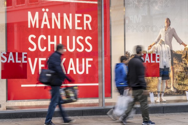 Shop window of a clothing shop, clearance sale, sale, slogan Männer Schluß Verkauf, on
