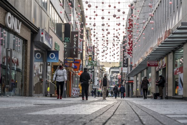 First day of the Christmas lockdown in the Corona crisis, empty shopping street Hohe Straße, closed