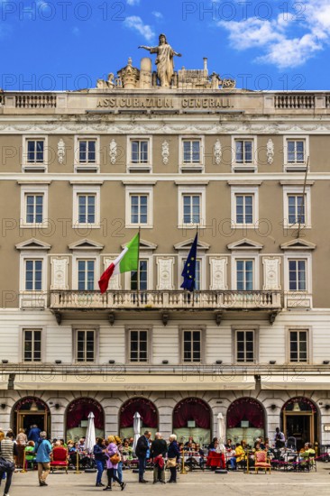 Casa Stratti with the renowned coffee house Caffe degli Specchi, classicism, Piazza Unità d'Italia
