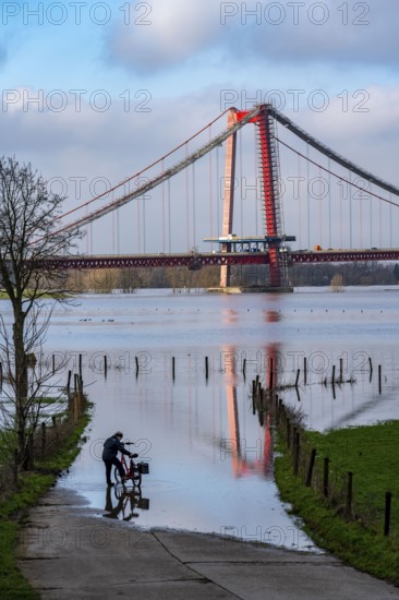 Flood on the Rhine, flooded Rhine meadows, fields, Rhine bridge Emmerich, road bridge of the B220,