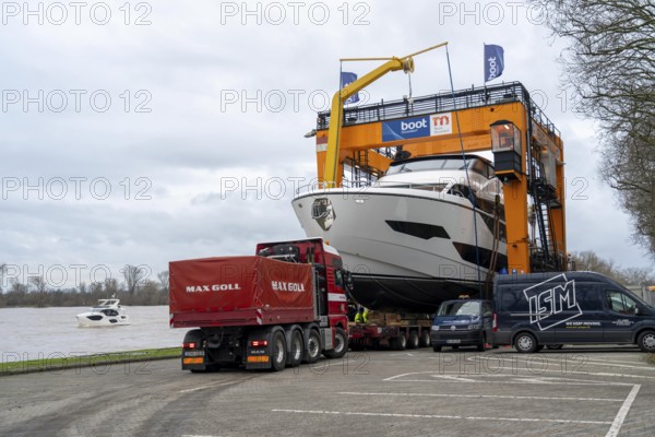 Craning the €6.3 million Sunseeker 88Y motor yacht, weighing 82 tonnes, in preparation for the