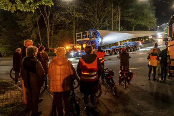 Transport of a 68 metre long, 22 tonne blade of a wind turbine, here in Schwelm, onlookers, with a