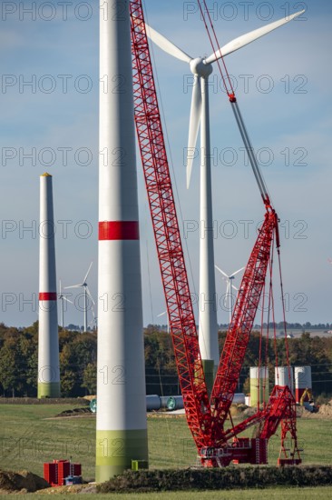 Assembly of a wind turbine, the last rotor blade is being mounted, mobile crane, wind turbine from