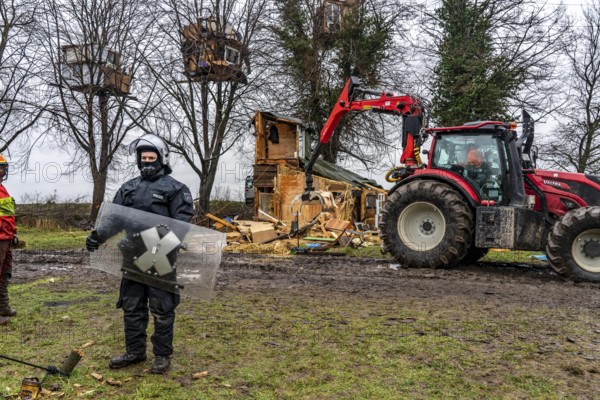 2nd day of the clearing of the hamlet Lützerath, by the police, of tree houses and huts, of climate