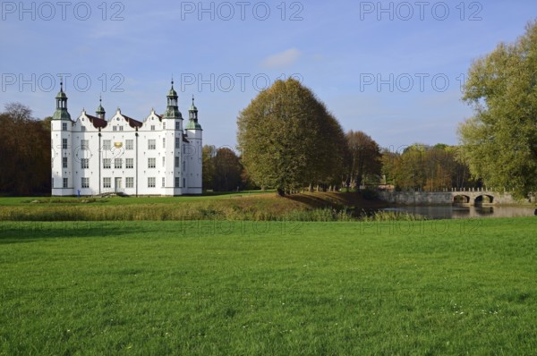 Europe, Germany, Schleswig-Holstein, Ahrensburg, moated castle Ahrensburg, autumn, front facade,