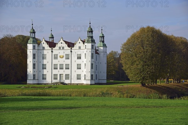 Europe, Germany, Schleswig-Holstein, Ahrensburg, moated castle Ahrensburg, autumn, front facade,