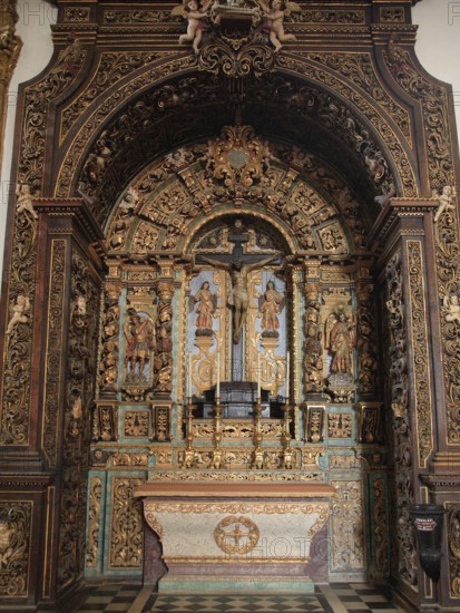 Gold work on the altars of the Cathedral Se, Sedos Episcopalis, in Faro, Algarve, Portugal, Europe