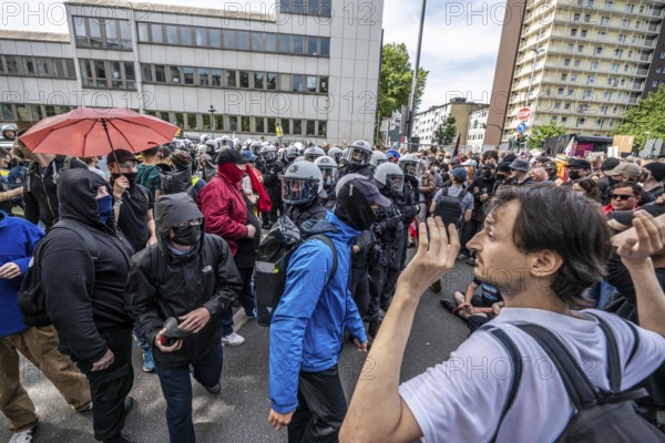 Riots in the run-up to the AFD party conference in Essen, demonstrators try to prevent AFD