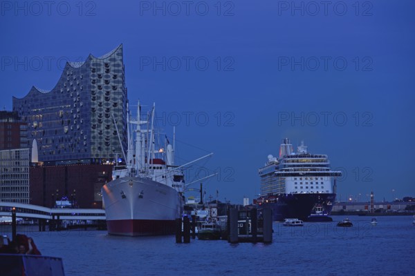 Germany, Hamburg, HafenCity, view to Elbe Philharmonic Hall, Hamburg's new concert hall, glass