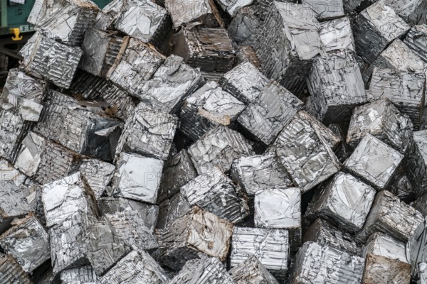 Duisburg-Ruhrort inland port, forwarding island, recycling of scrap metal, scrap metal, aluminium