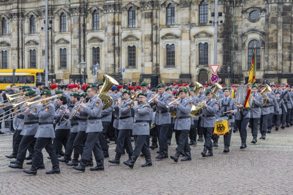 Public roll call of the Army Officers' School on Theatre Square: Bundeswehr honours and bids