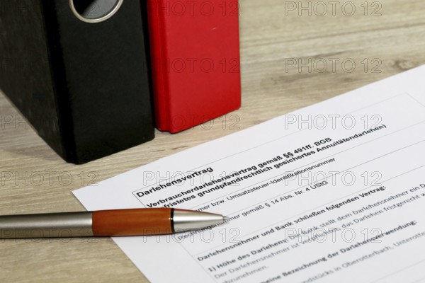 Symbolic image: Loan agreement (German) . Blank form lying on a desk