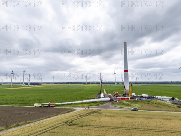 Transport of a 70 metre long rotor blade, construction of a wind power plant in a wind farm near