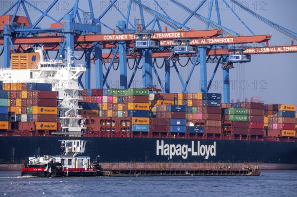 Container Terminal Altenwerder, Hapag-Lloyd container ship Frankfurt Express during loading and