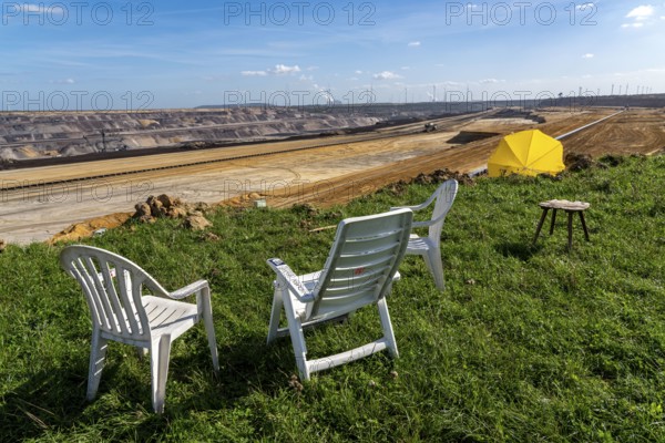 Edge of the Garzweiler II open-cast lignite mine, the last buildings of the abandoned village are