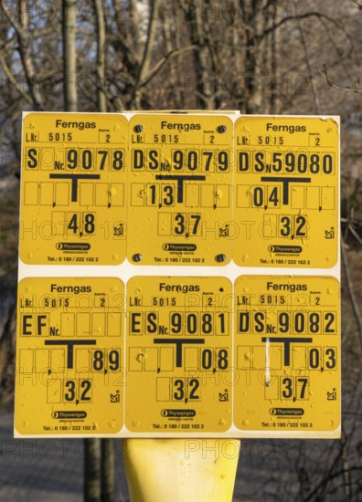 Signs for supply facilities, long-distance gas pipelines, pointing out underground hydrants or