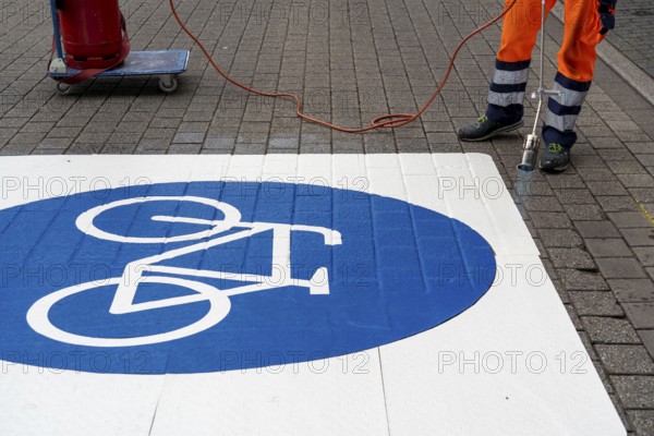Application of road markings for a cycle lane, Rüttenscheider Straße in Essen, in the shopping and