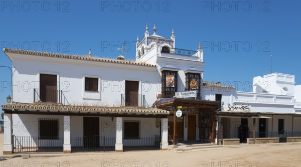 Weißes Gebäude mit Bar und Terrasse unter klarem Himmel, Wallfahrtsort, El Rocío, Rocío, Rocio,
