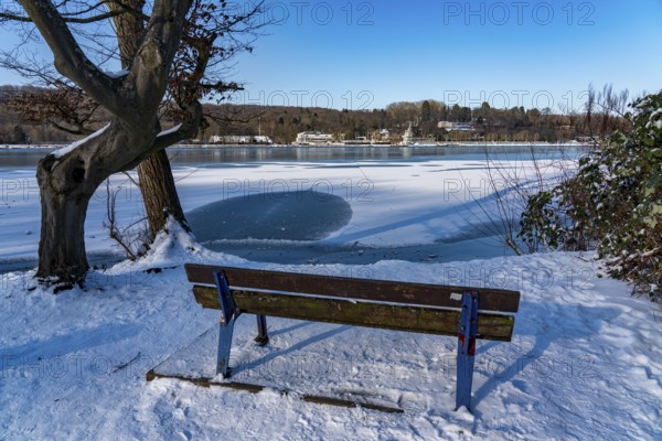 Winter in the Ruhr area, Lake Baldeney, snow-covered, partly frozen lake, Essen, North