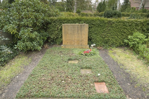 Ernst von Harnack and family, grave of honour, Zehlendorf cemetery, Onkel-Tom-Straße, Zehlendorf,