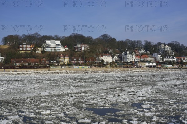 Europe, Germany, Hamburg, Othmarschen, Elbufer, Elbkate and Strandperle, Ice drift on the Elbe,