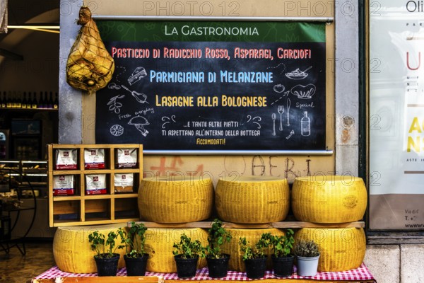 Kaeseladen, Cavana district with its numerous bars and restaurants, Trieste, harbour city on the